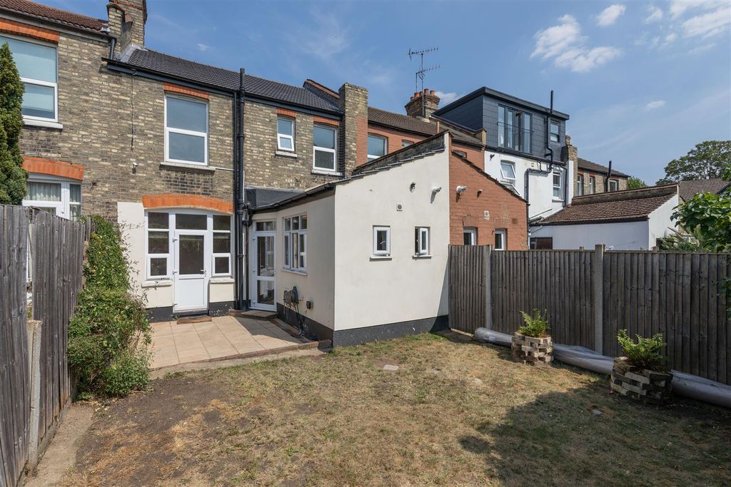 Property photo 3 of 25 Hale End Road, E4