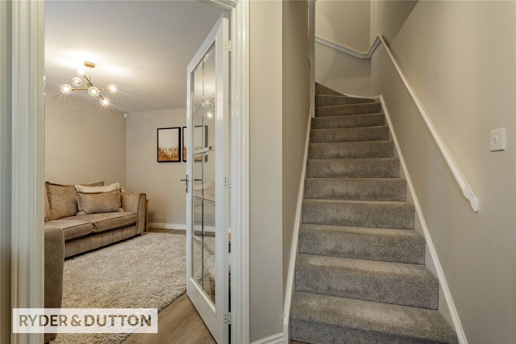 Property photo 2 of 19 Entrance Hall