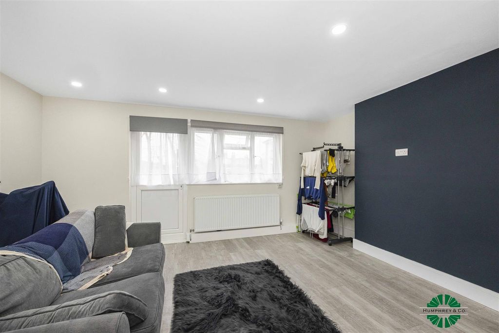 Property photo 1 of 11 Flat 14  Fyfield Court  Disraeli Road -009.Jpg