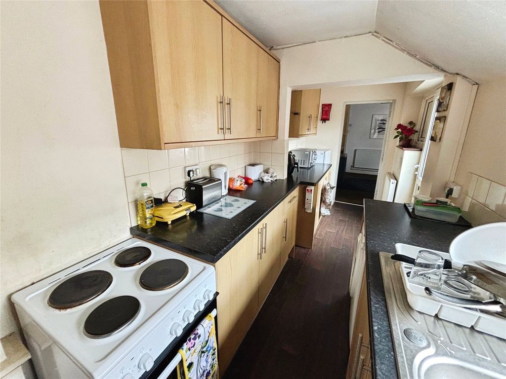 Property photo 3 of 8 Shared Kitchen