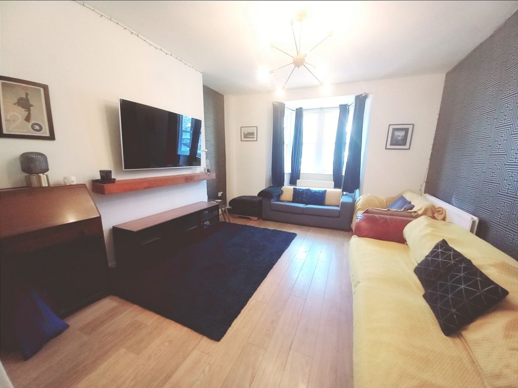 Property photo 2 of 11 Lounge