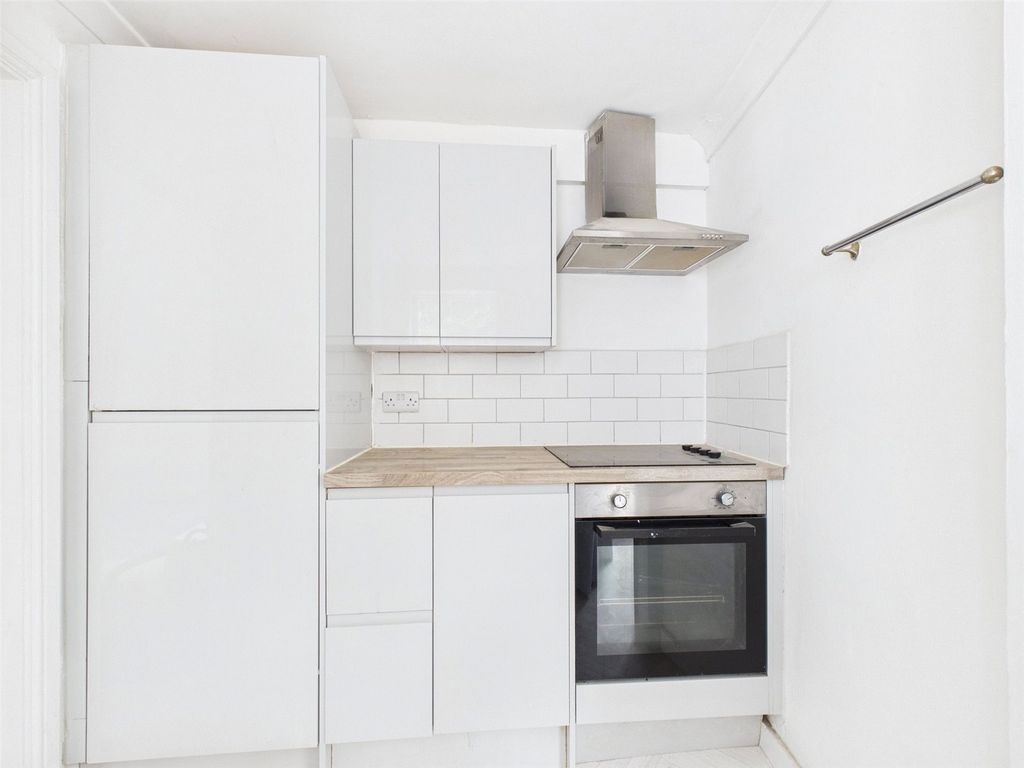 Property photo 1 of 9 Flat To Rent