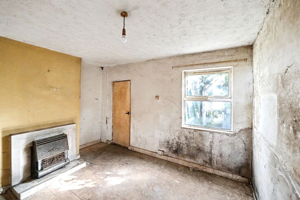 62 Pinegrove Road, Southampton SO19 photo 4