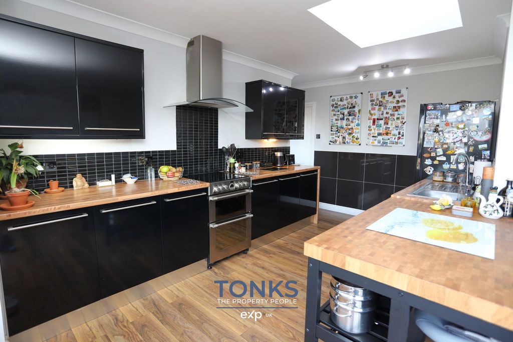 Property photo 3 of 28