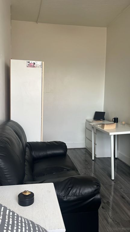 Property photo 2 of 10 Room 2- £823 Available Now
