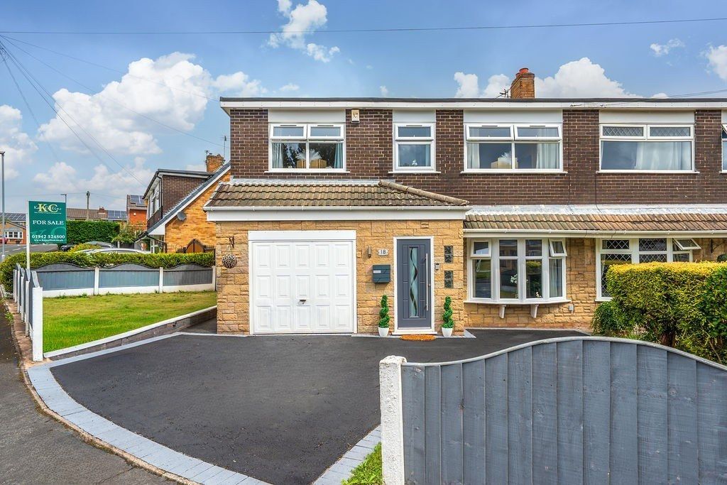 Property photo 1 of 20 18 Aylesbury Crescent