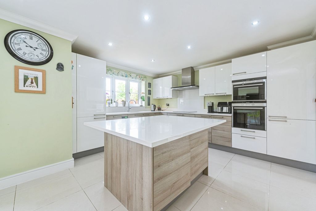 Property photo 3 of 18 Kitchen/Breakfast