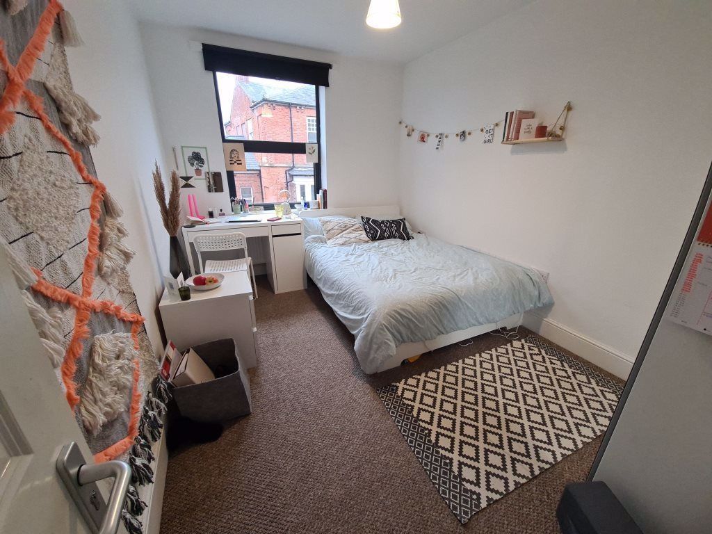 Property photo 3 of 5 A Cozy, Well-Kept Single Bedroom Featuring A Comfo...