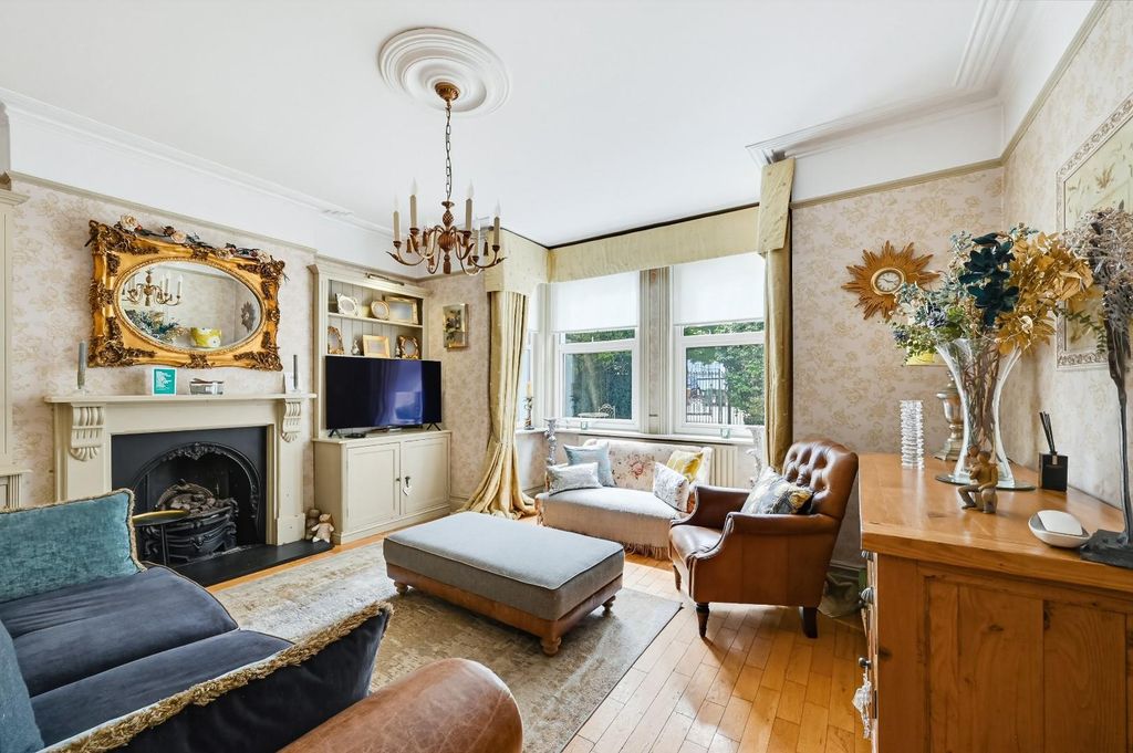 Property photo 2 of 36 Carshalton Park Road
