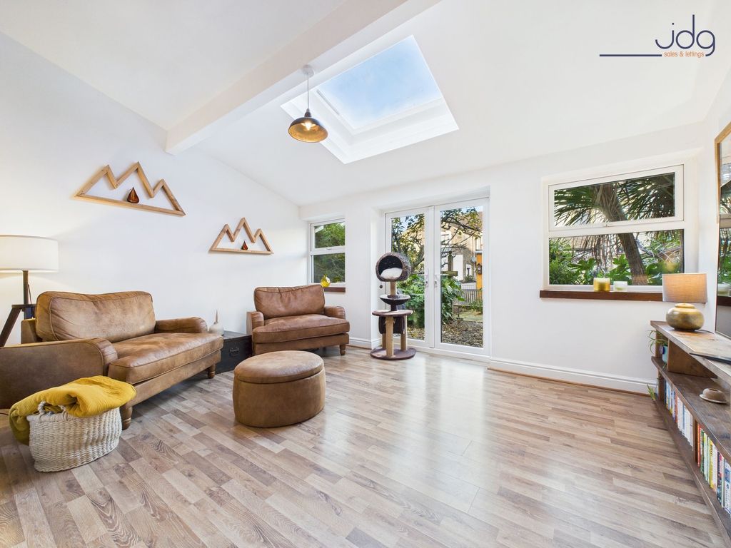 Property photo 3 of 13 Lounge