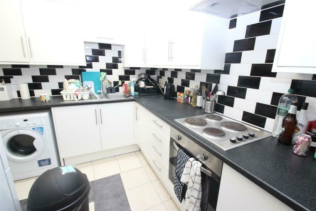 Property photo 2 of 10 Kitchen