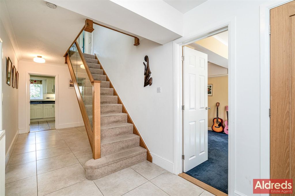 Property photo 2 of 27 Romany Rd (2).Jpg