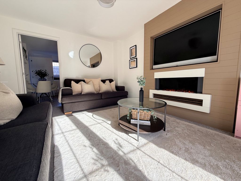 Property photo 3 of 16 Lounge