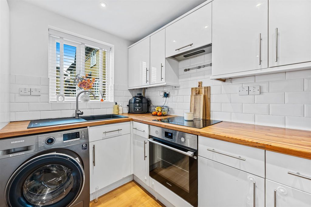 Property photo 3 of 9 6Reimscourtweb12.Jpg