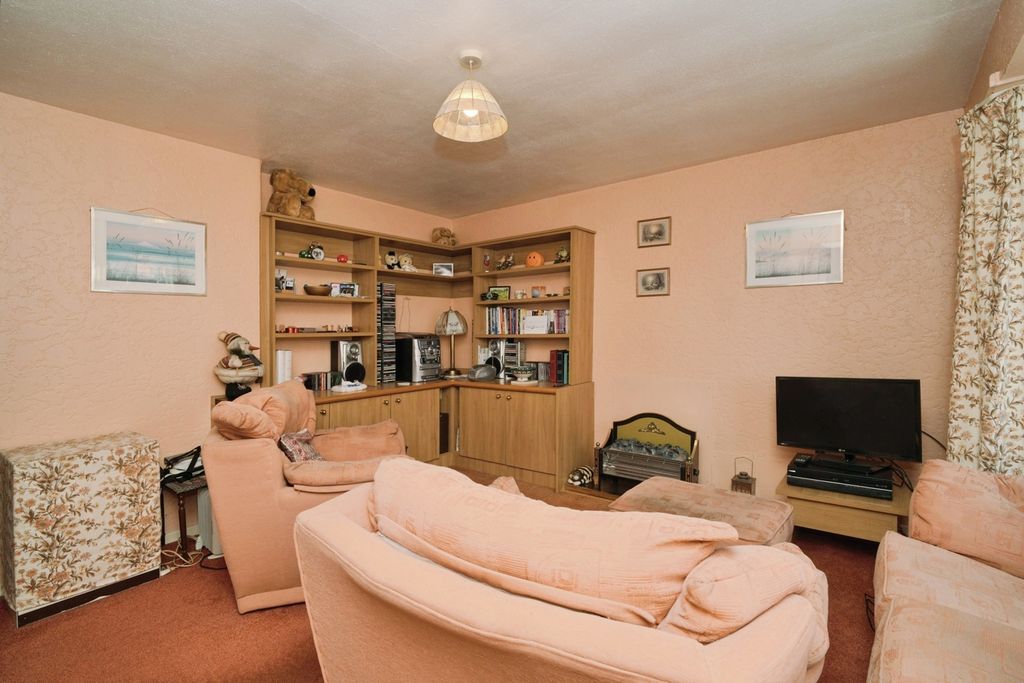 Property photo 3 of 19 Lounge