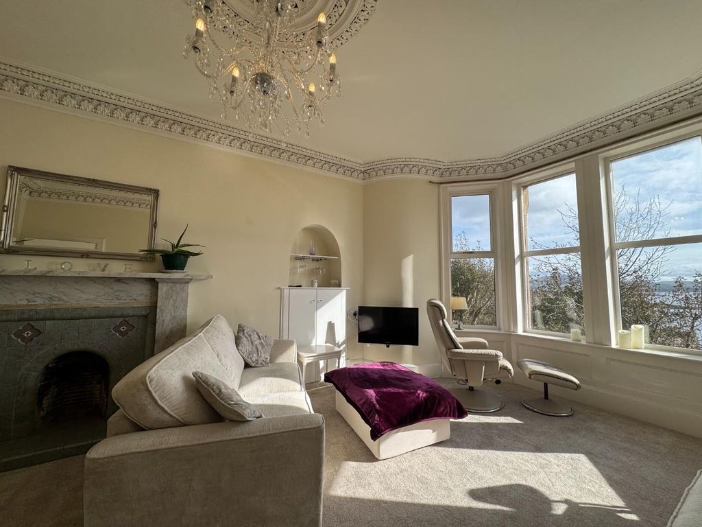 Property photo 3 of 33 Lounge