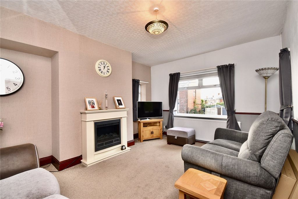 Property photo 3 of 20 Lounge