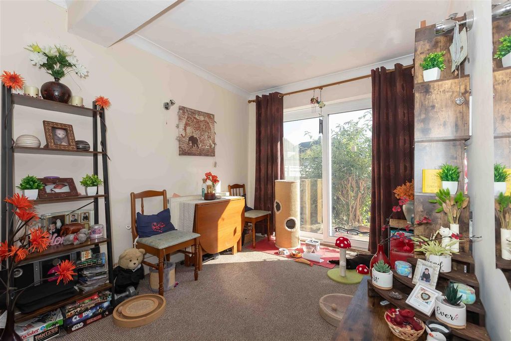 Property photo 3 of 10 Centrecourt_7.Jpg