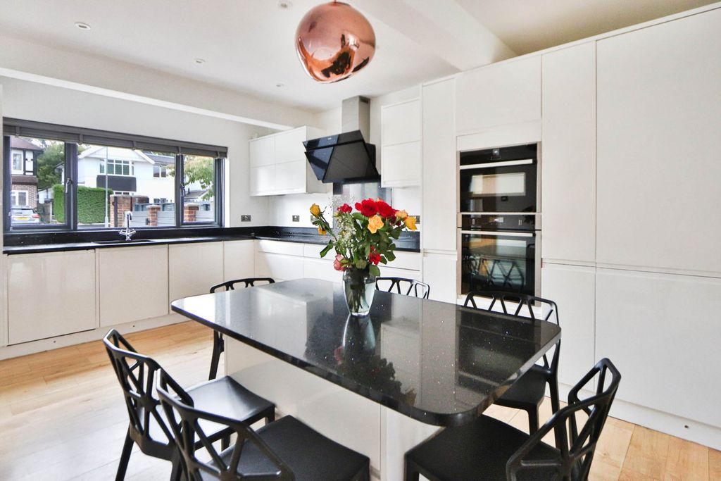 Property photo 3 of 31