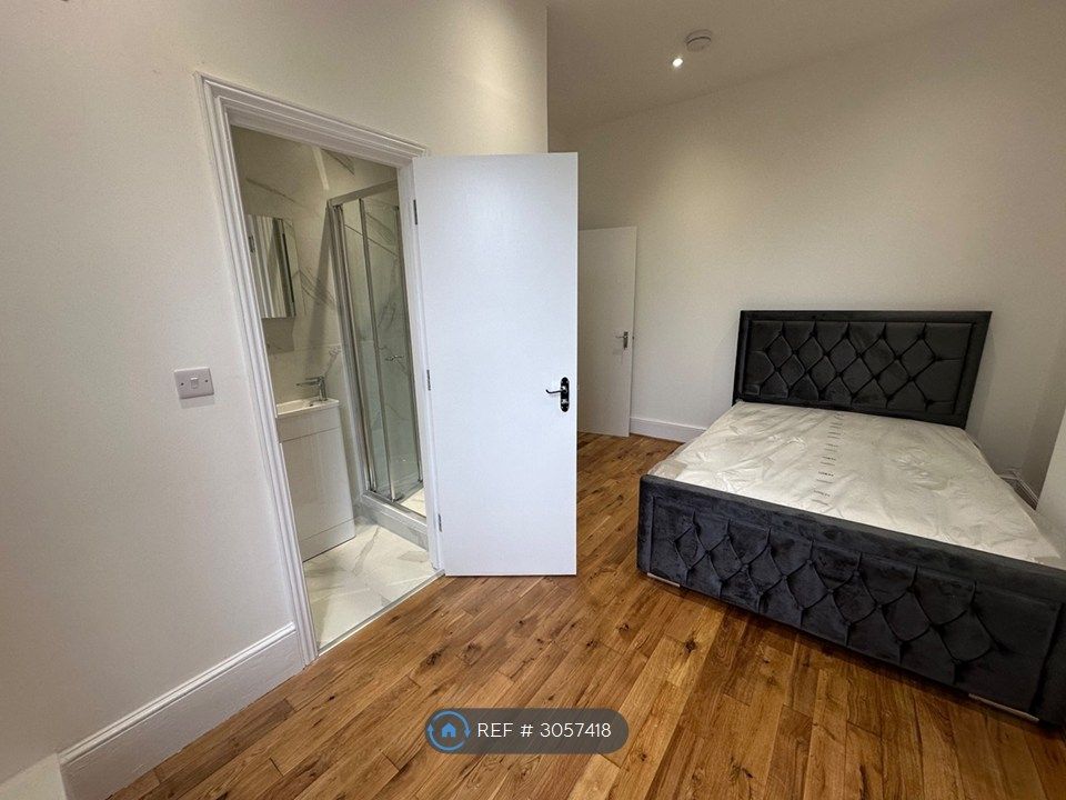 Property photo 3 of 14 Master Bed With Ensuite