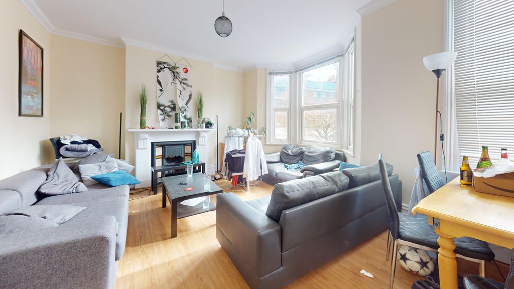 Property photo 3 of 24 10 Comyn Road, Clapham, London, Sw11 1Qd