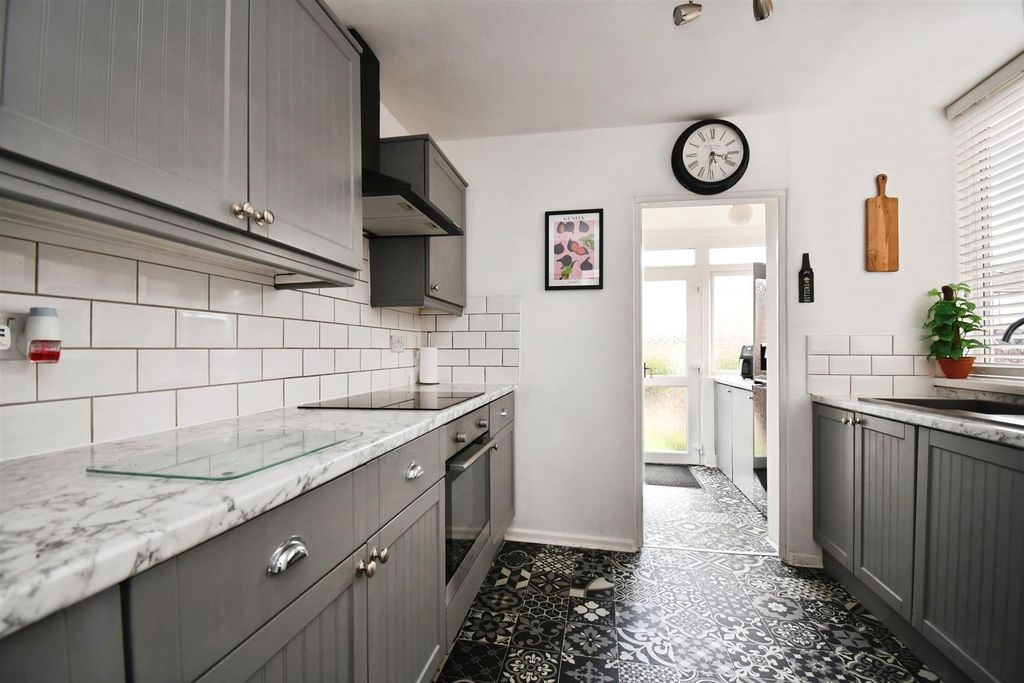 Property photo 3 of 12 Kitchen