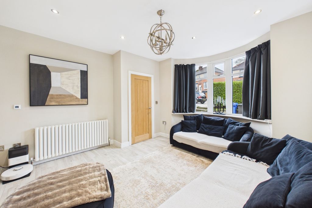 Property photo 2 of 18 Lounge