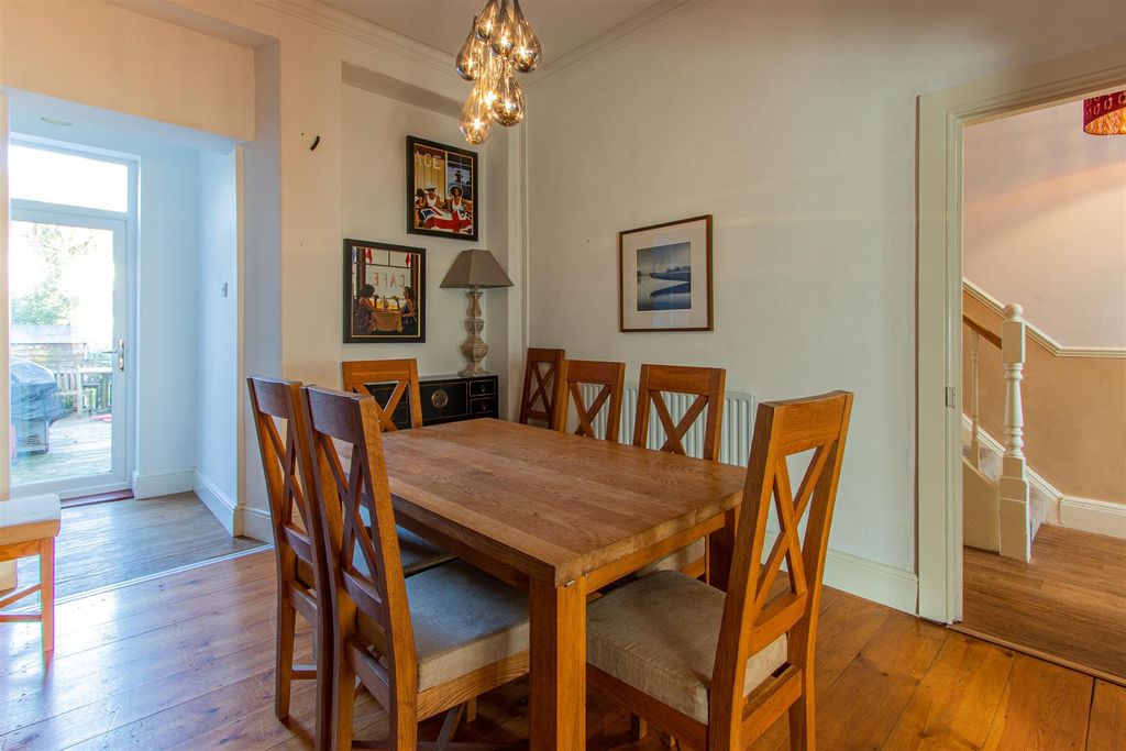 Property photo 3 of 18 Kings Road 112-3.Jpg