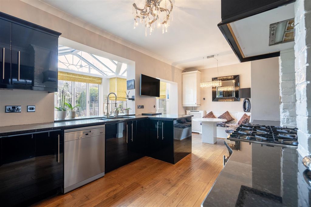 Property photo 3 of 12 Kitchen