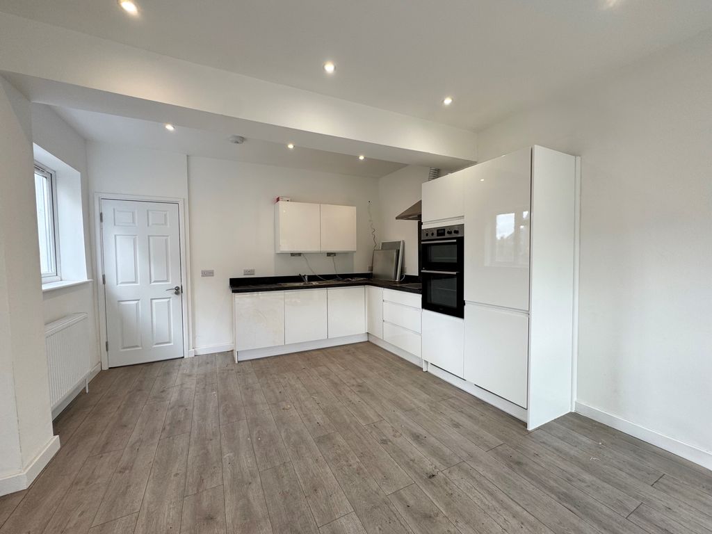 Property photo 1 of 11 Kitchen
