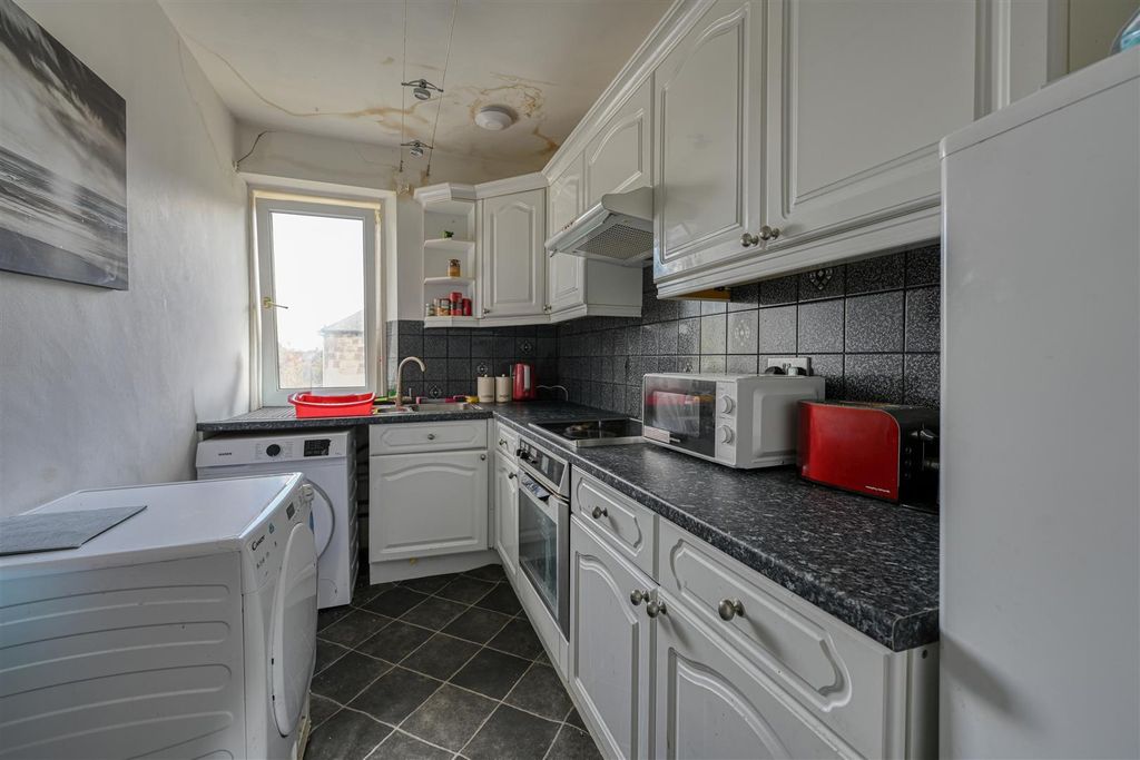 Property photo 3 of 9 Kitchen