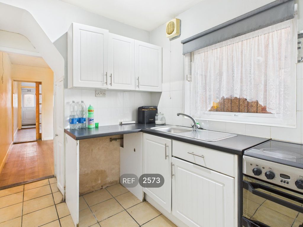 Property photo 2 of 8 Kitchen