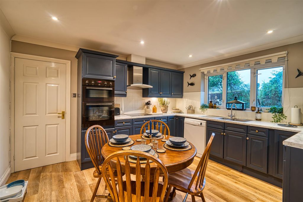 Property photo 3 of 15 Kitchen