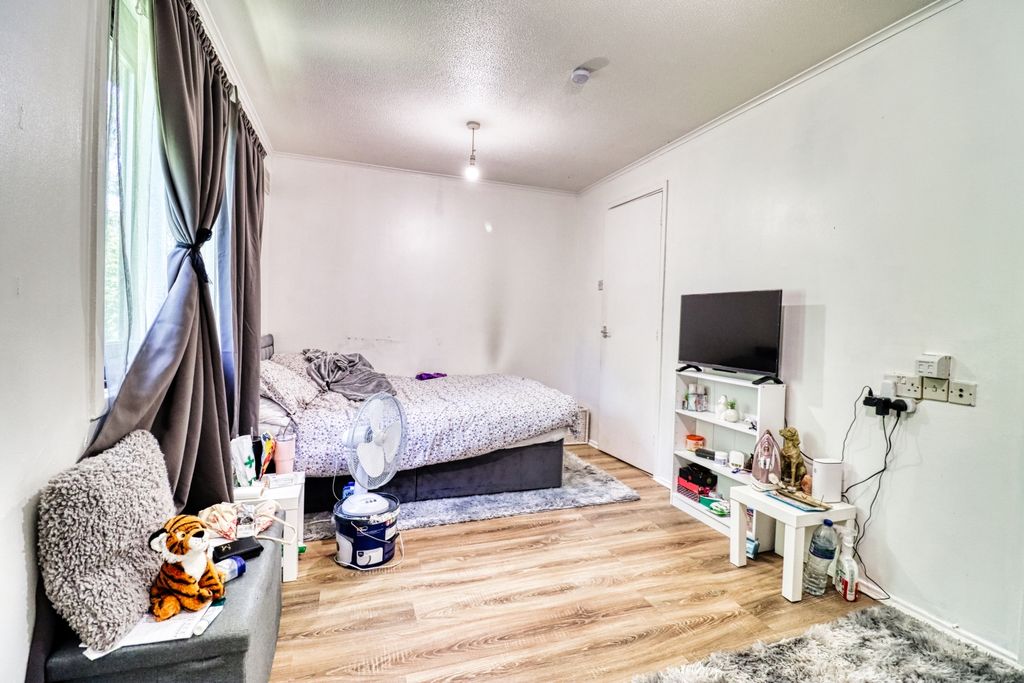 Property photo 2 of 5 Studio