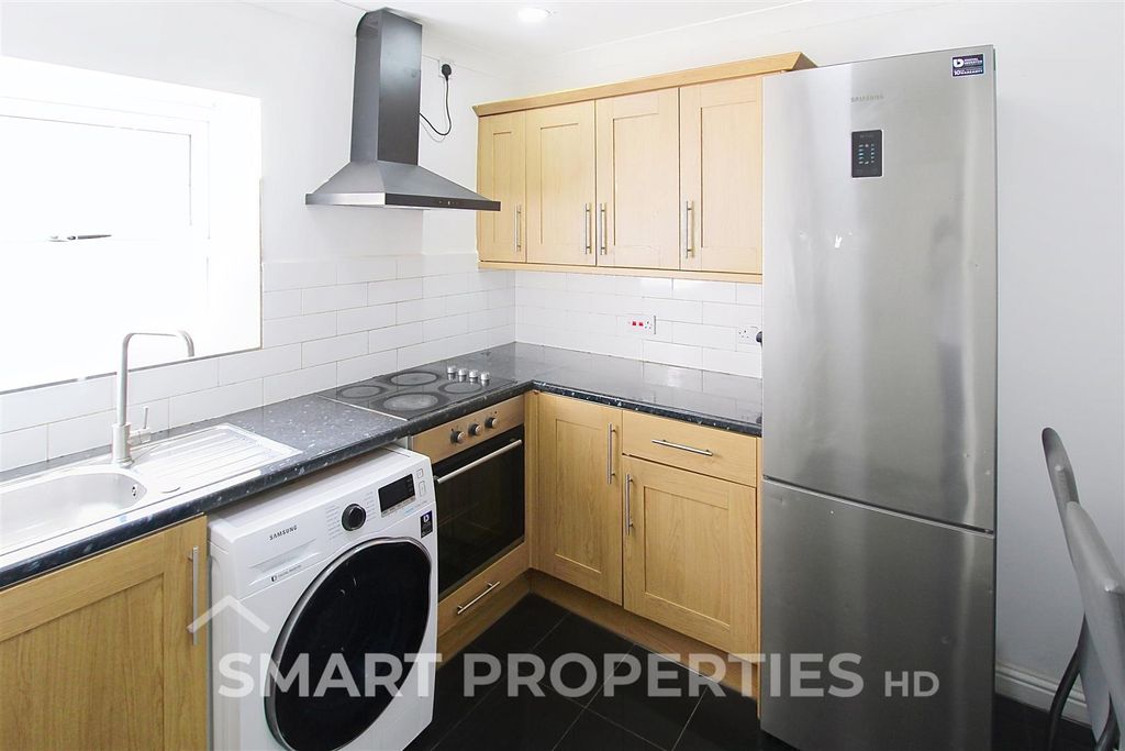 Property photo 3 of 10 Kitchen