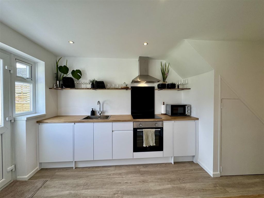 Property photo 3 of 23 Kitchen