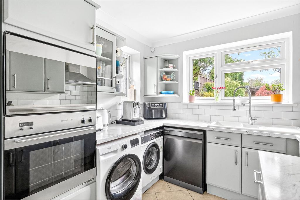 Property photo 3 of 33 Friday Hill West, E4