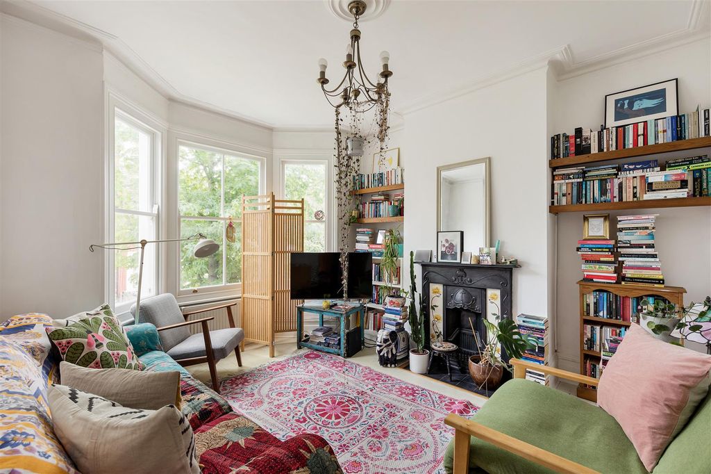 Property photo 2 of 31 Howard Road, E17