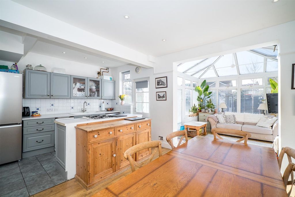 Property photo 3 of 21 35-Beresford-Road-1013.Jpg