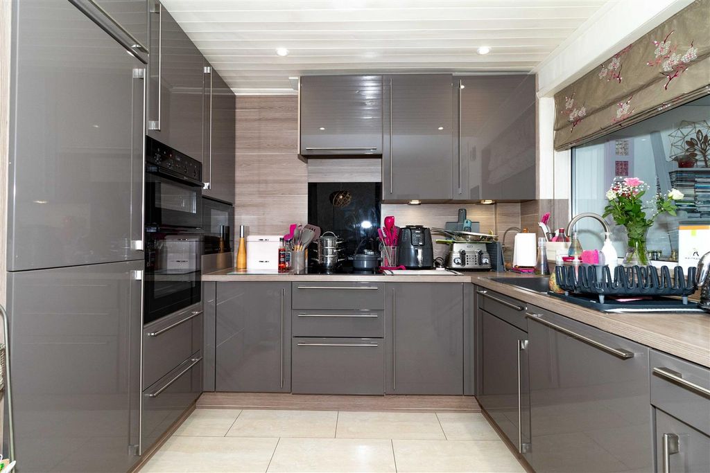 Property photo 2 of 15 Stthomass-07.Jpg