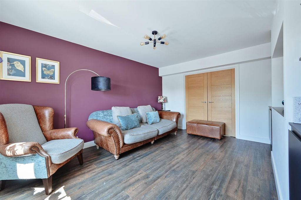 Property photo 3 of 12 7 Marshalls Way-3.Jpg