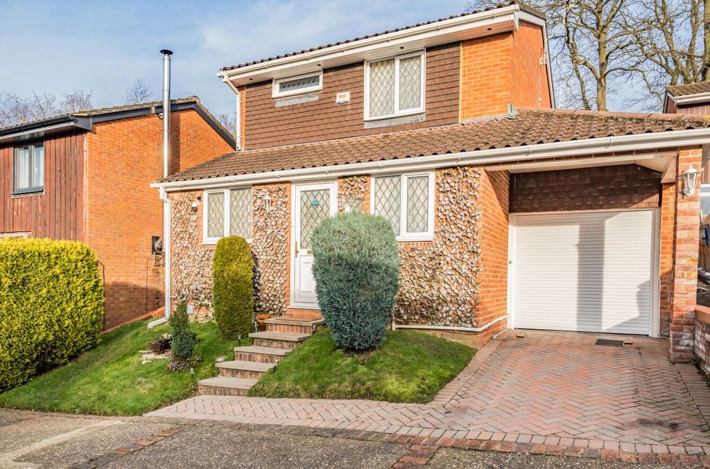 Property photo 1 of 12 Greenham Wood