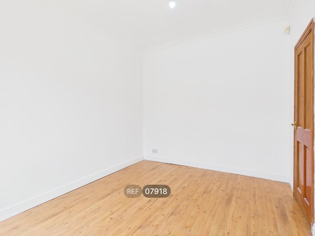 Property photo 3 of 35 Living Room