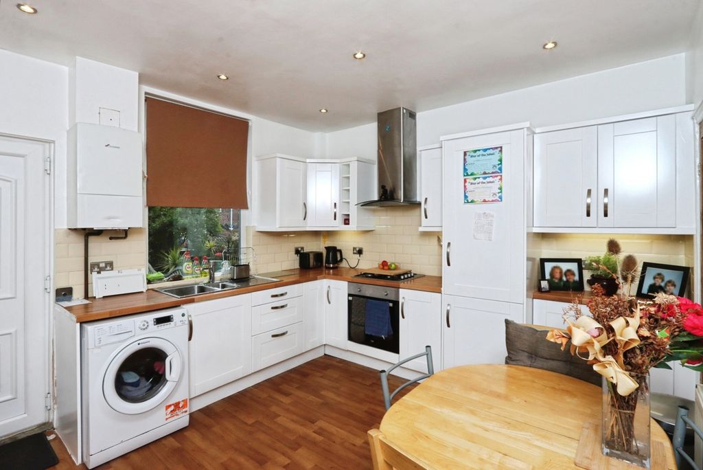 Property photo 3 of 16 Kitchen