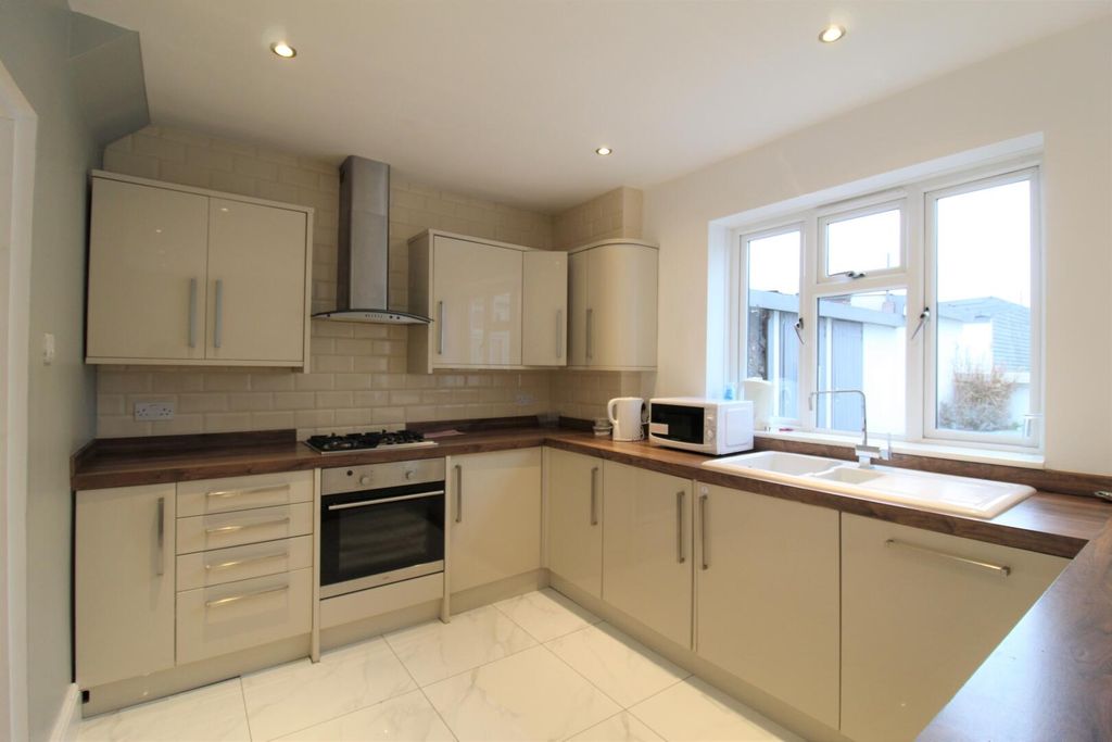 Property photo 2 of 9 Kitchen
