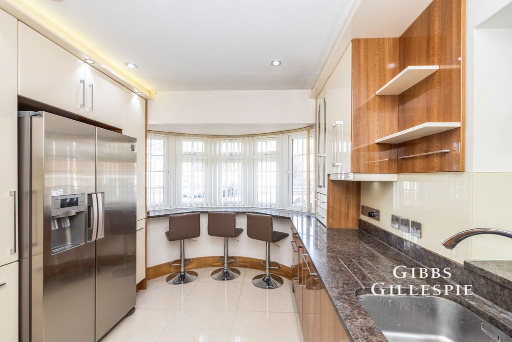 Property photo 3 of 10 Photo