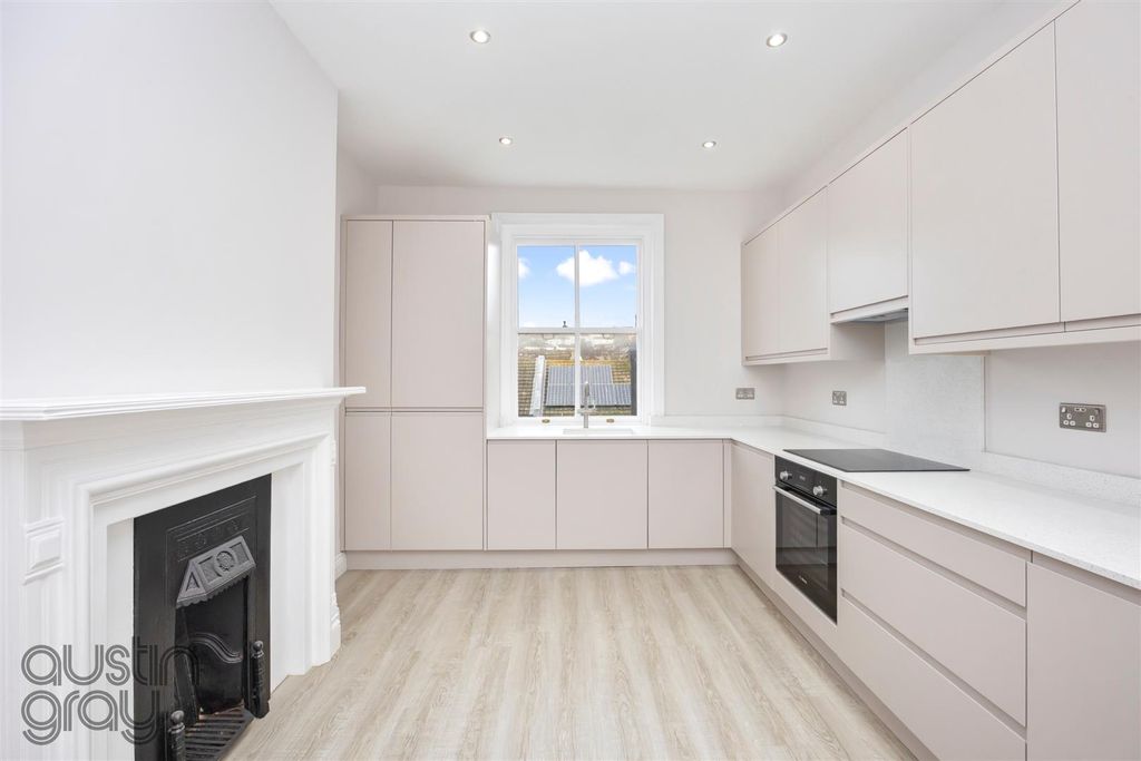 Property photo 2 of 16 College Terrace 11, Flat C-015.Jpg