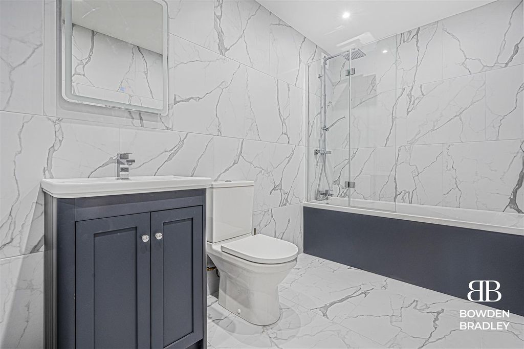 Property photo 2 of 16 Bathroom