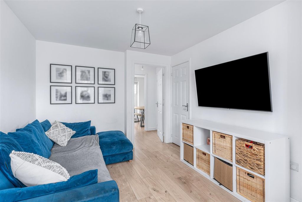 Property photo 3 of 9 109 Bismore Road, Banbury-4.Jpg