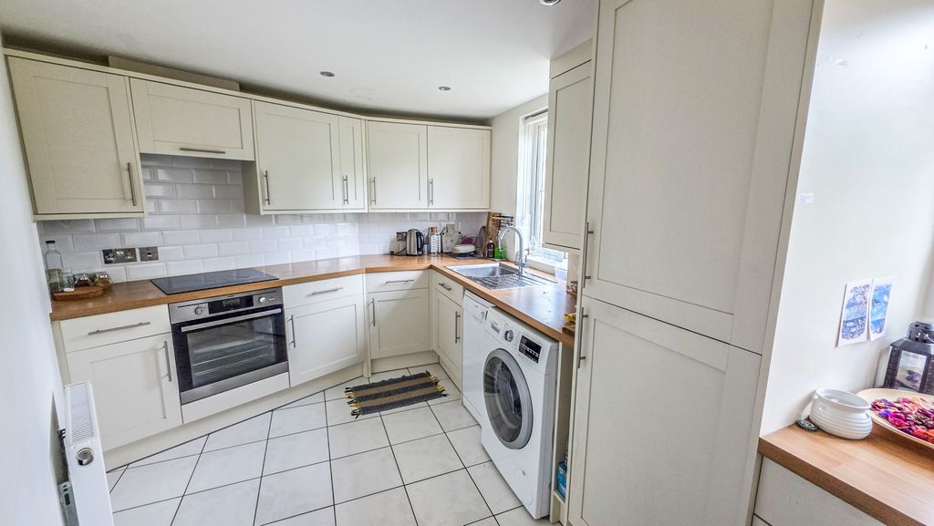 Property photo 2 of 11 Picture No. 13